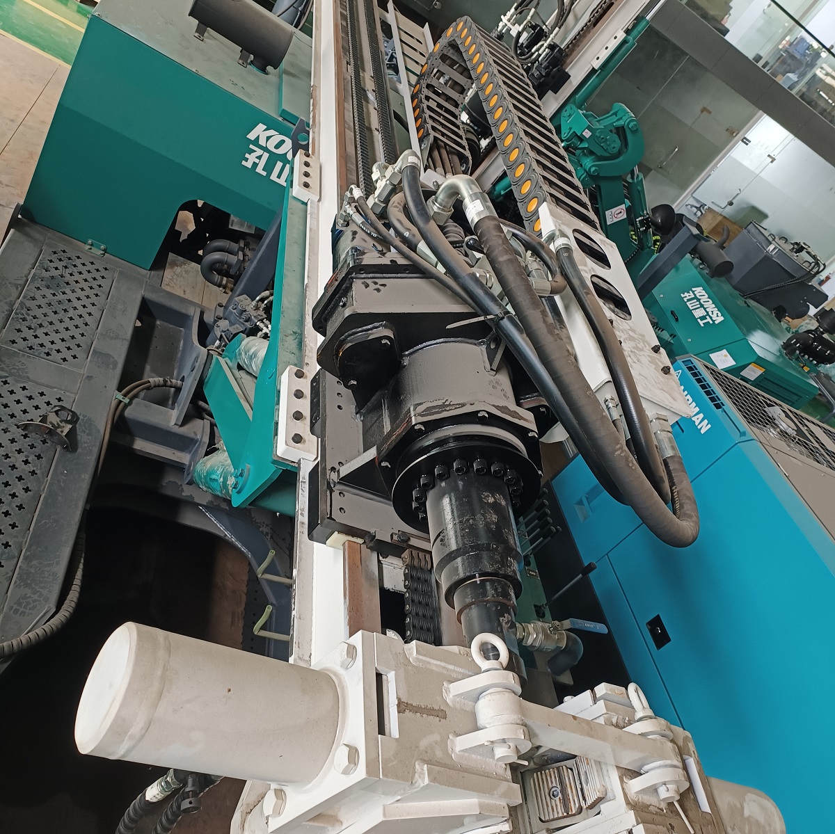 Nagy szilárdságú lemezláncok sziklacsavaros fúrógépekhez